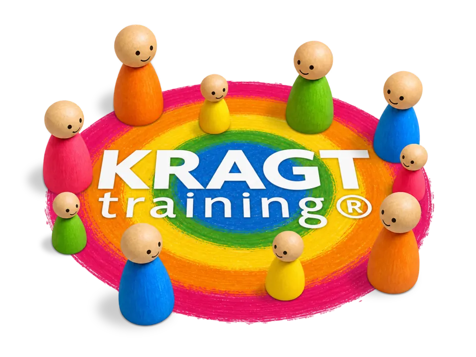 KRAGT Training-logo omringd door kleurrijke houten opstellingsfiguren